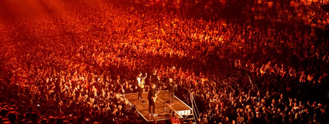 Tryo joue avec des guitares Lâg dans la foule à l'Accor Arena le 20 mai 2022