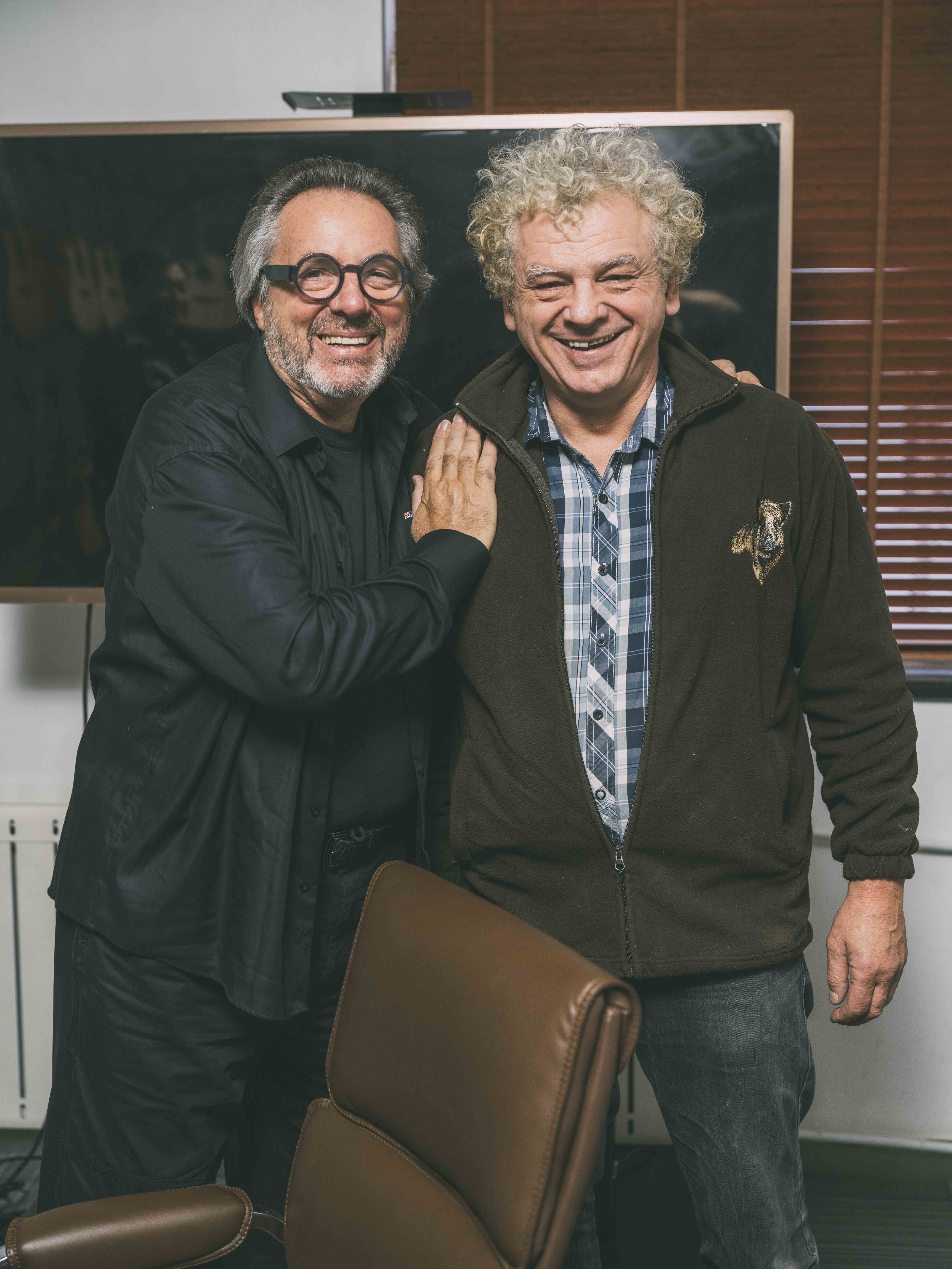 Gérard Garnier, président de Lâg Guitars, et Maurice Dupont, luthier Meilleur Ouvrier de France, posent ensemble pour une photo dans l'usine Lâg à Tianjin