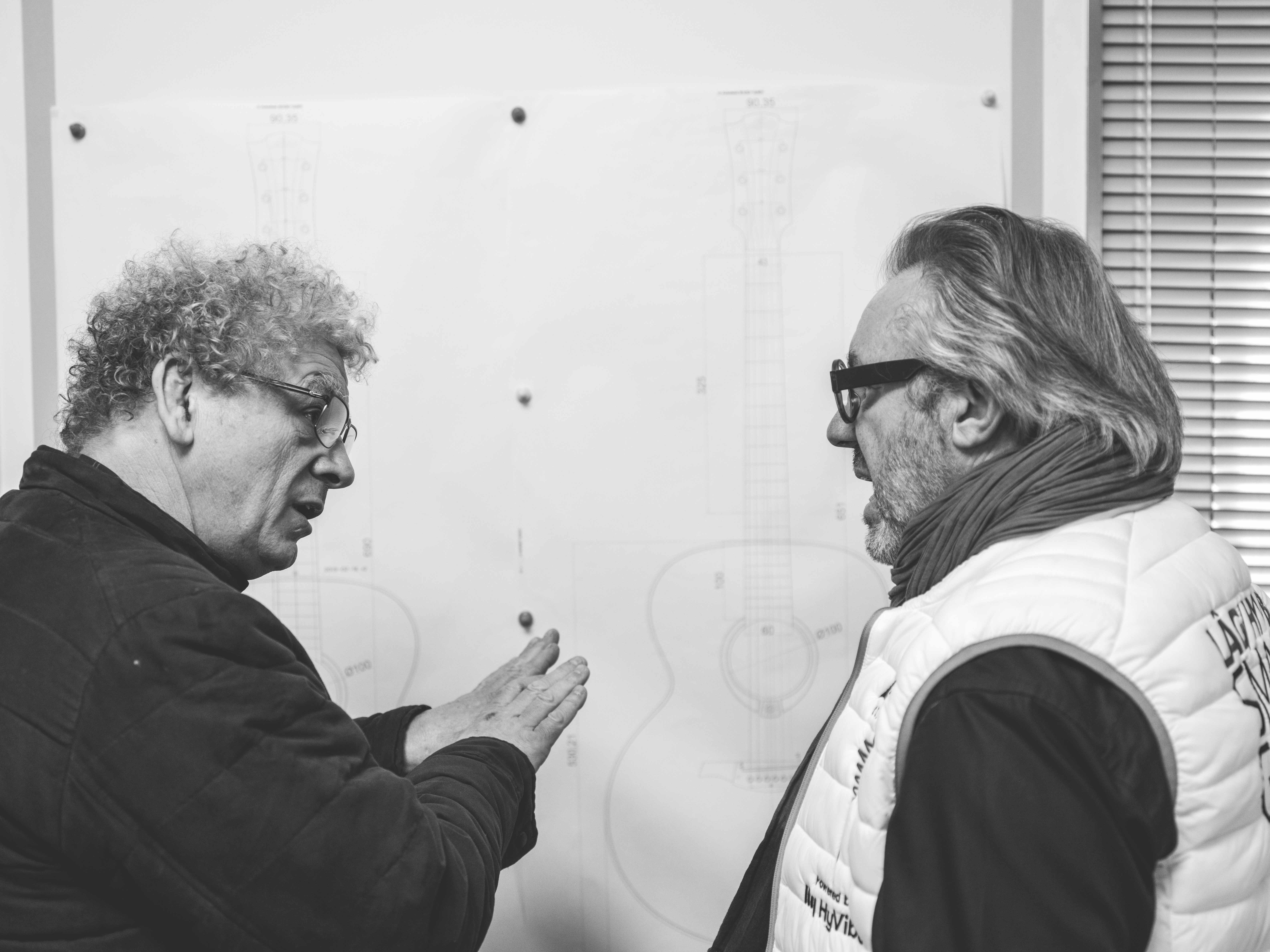 Maurice Dupont, luthier et Meilleur OUvrier de France, et Gérard Garnier, Directeur de Lâg Guitars, discutent des plans de fabrication d'un nouveau modèle de guitare Lâg dans l'usine Lâg à Tianjin