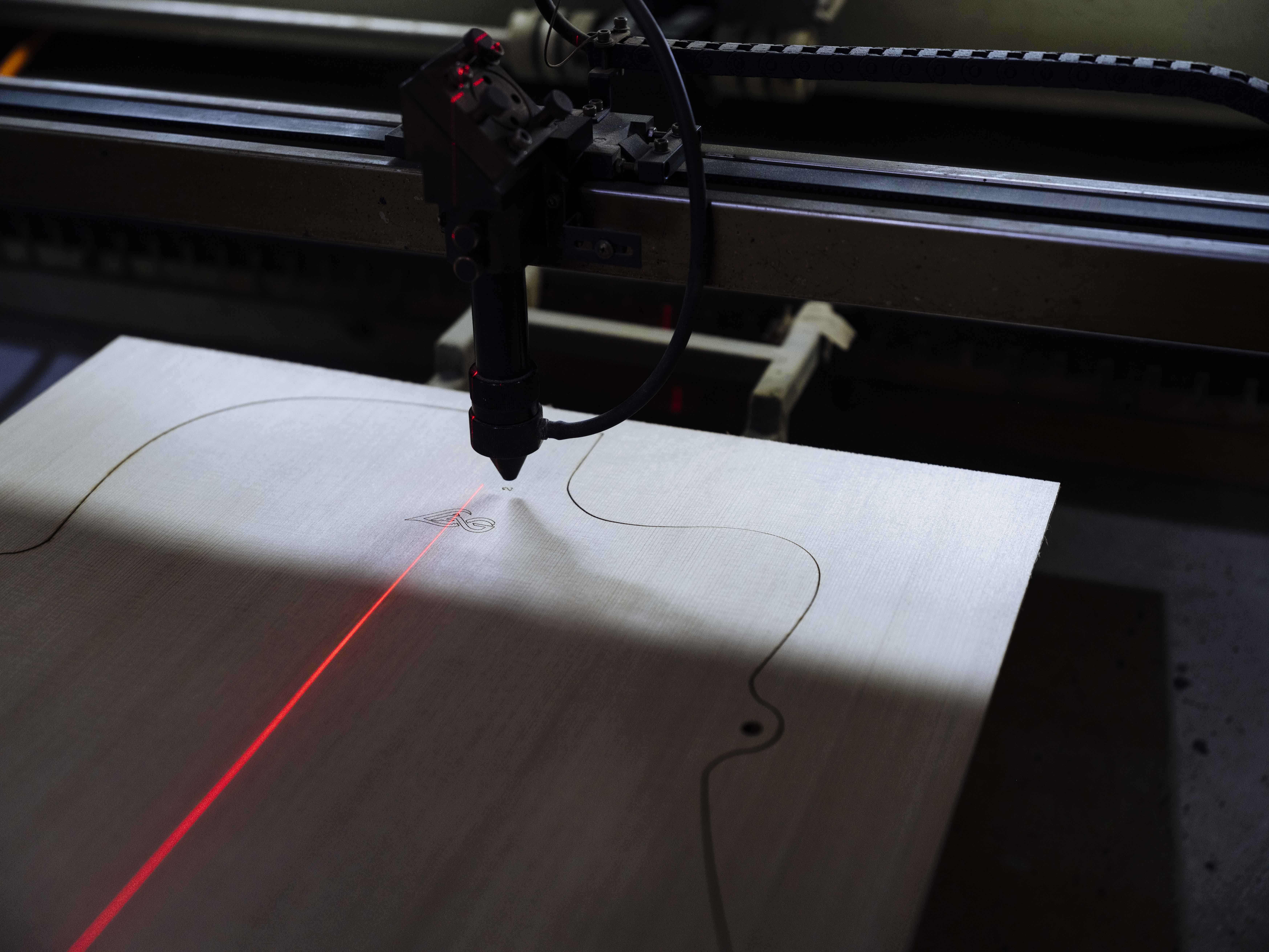 Impression et découpe laser d'une guitare Lâg