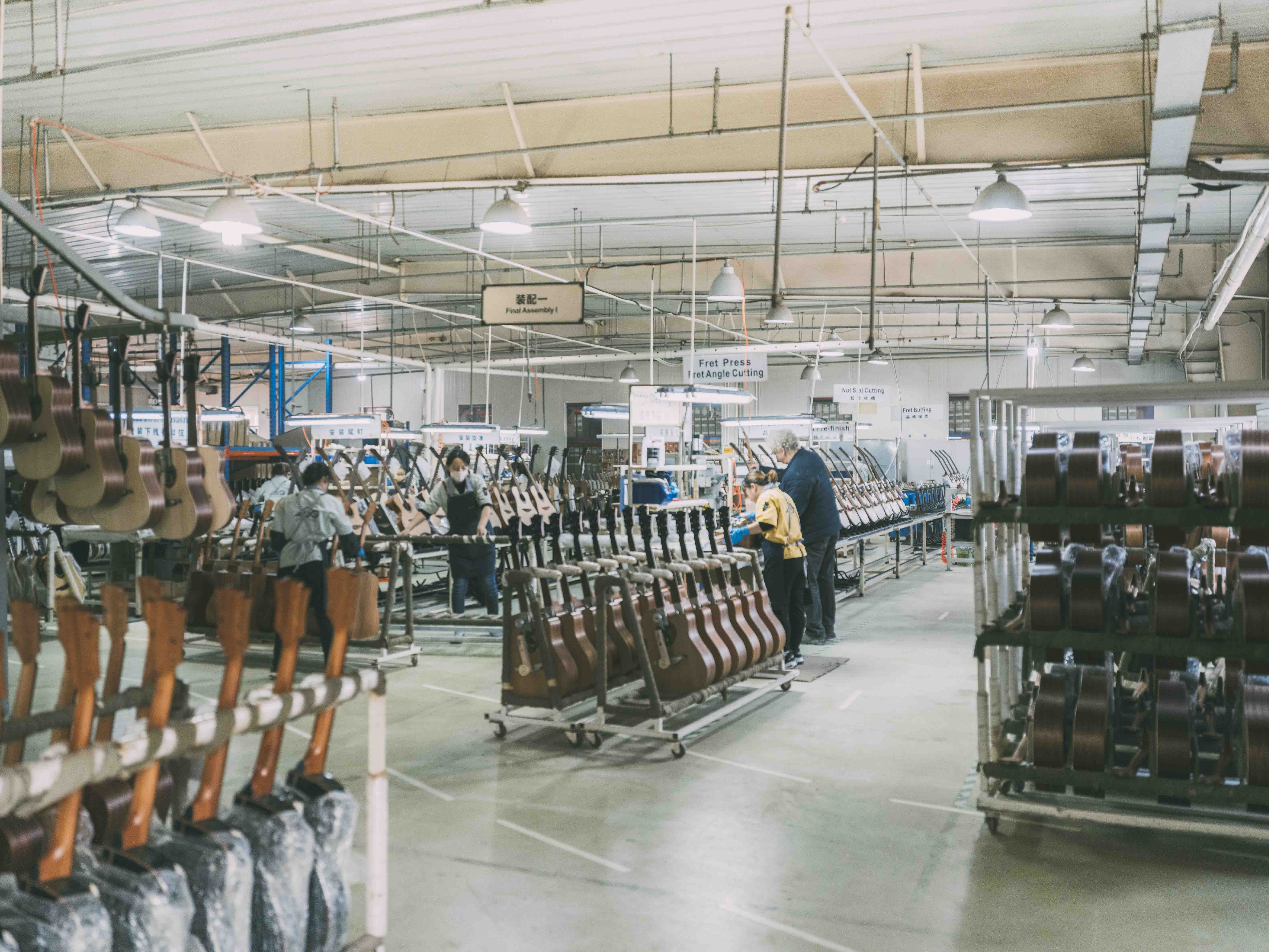 Les guitares Lâg une fois assemblée dans l'usine